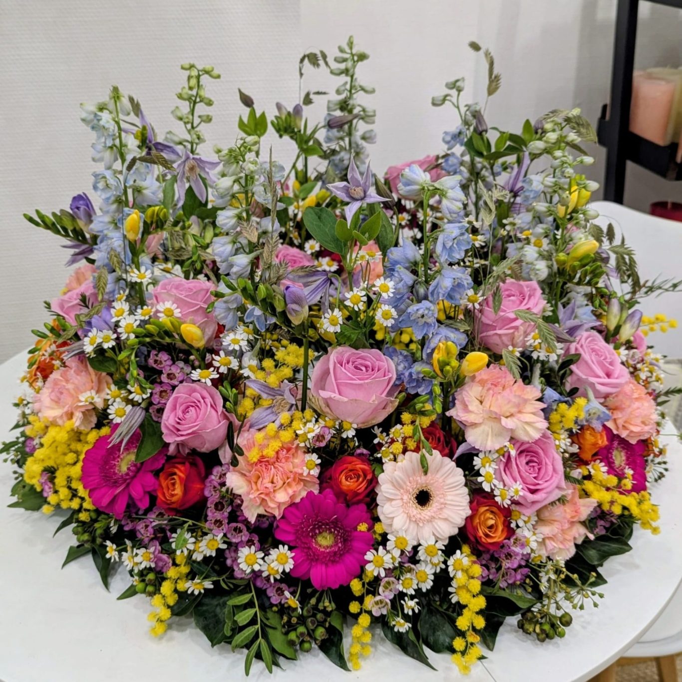 Rundgesteckter Kranz aus vielen bunten Schnittblumen
